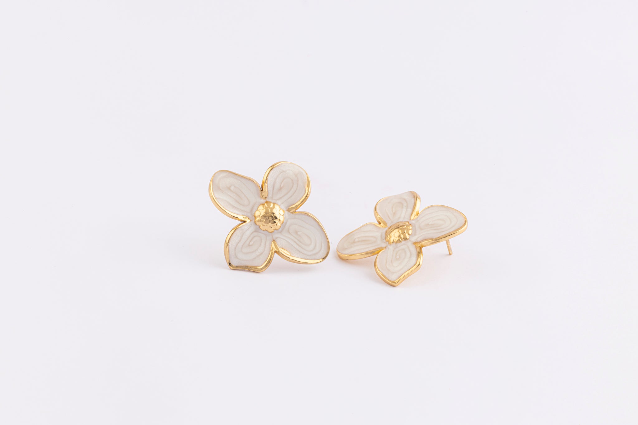 Aretes White Petal