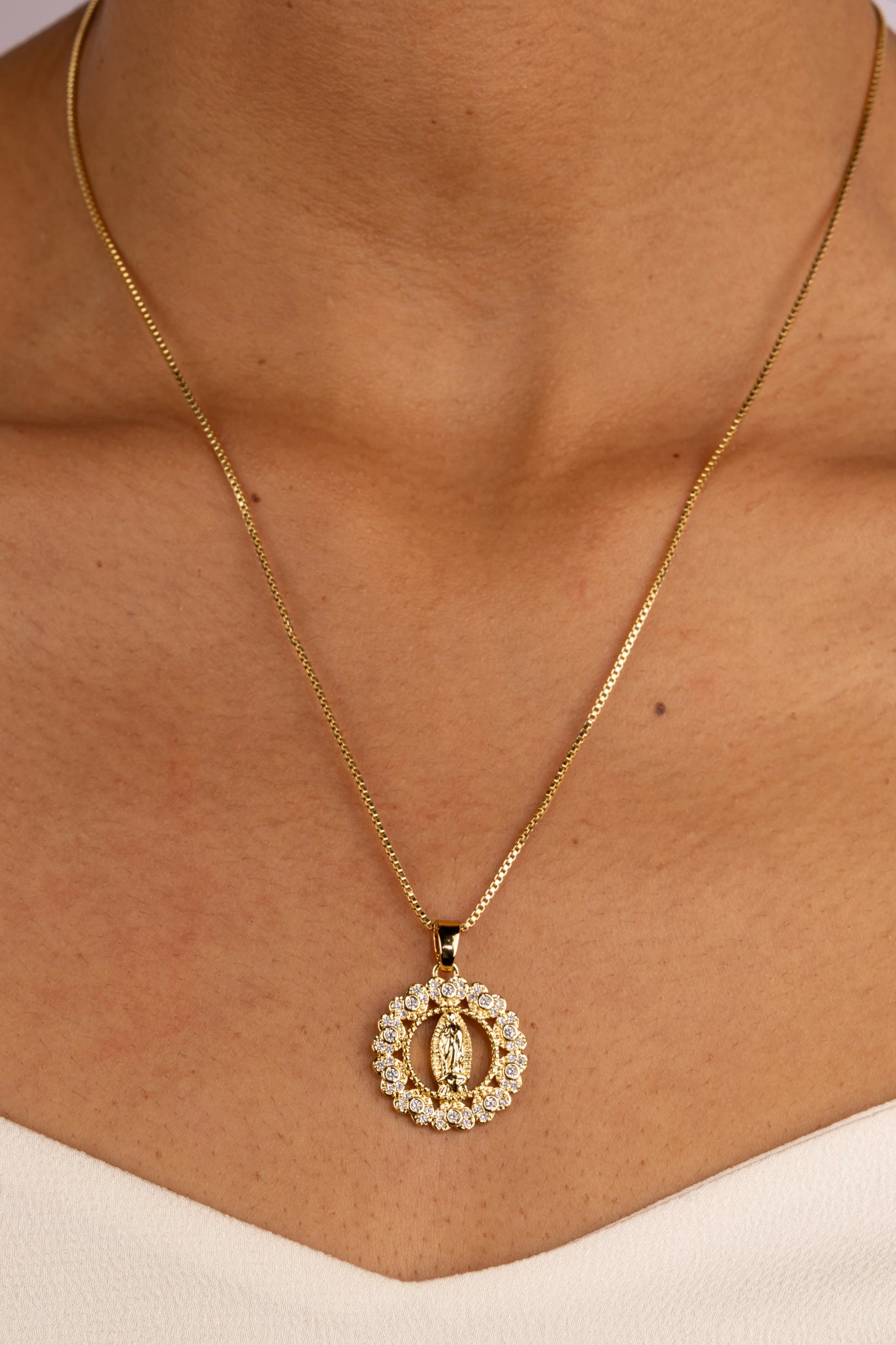 Collar Virgen Luz Dorada