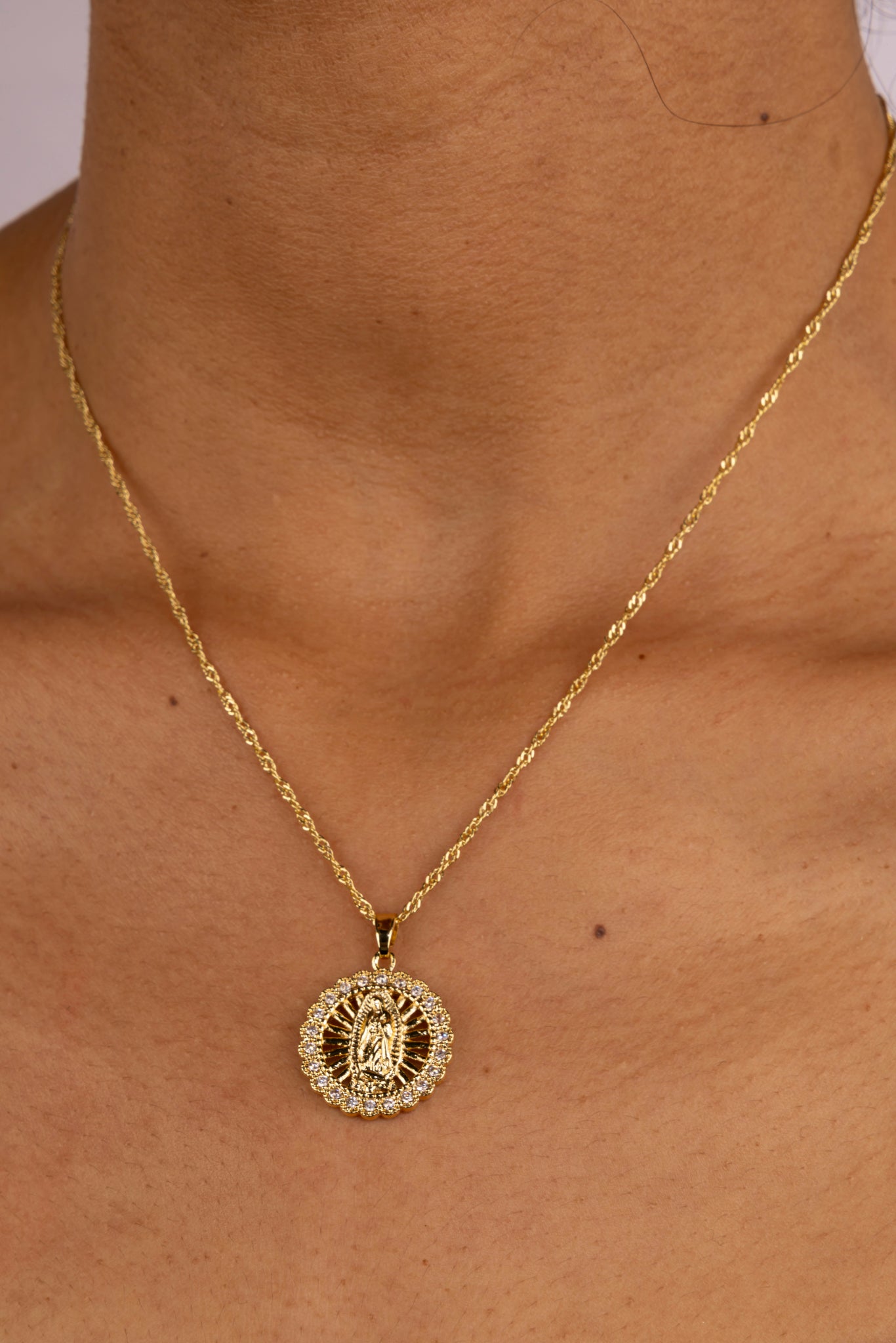 Collar Virgen Halo Shine