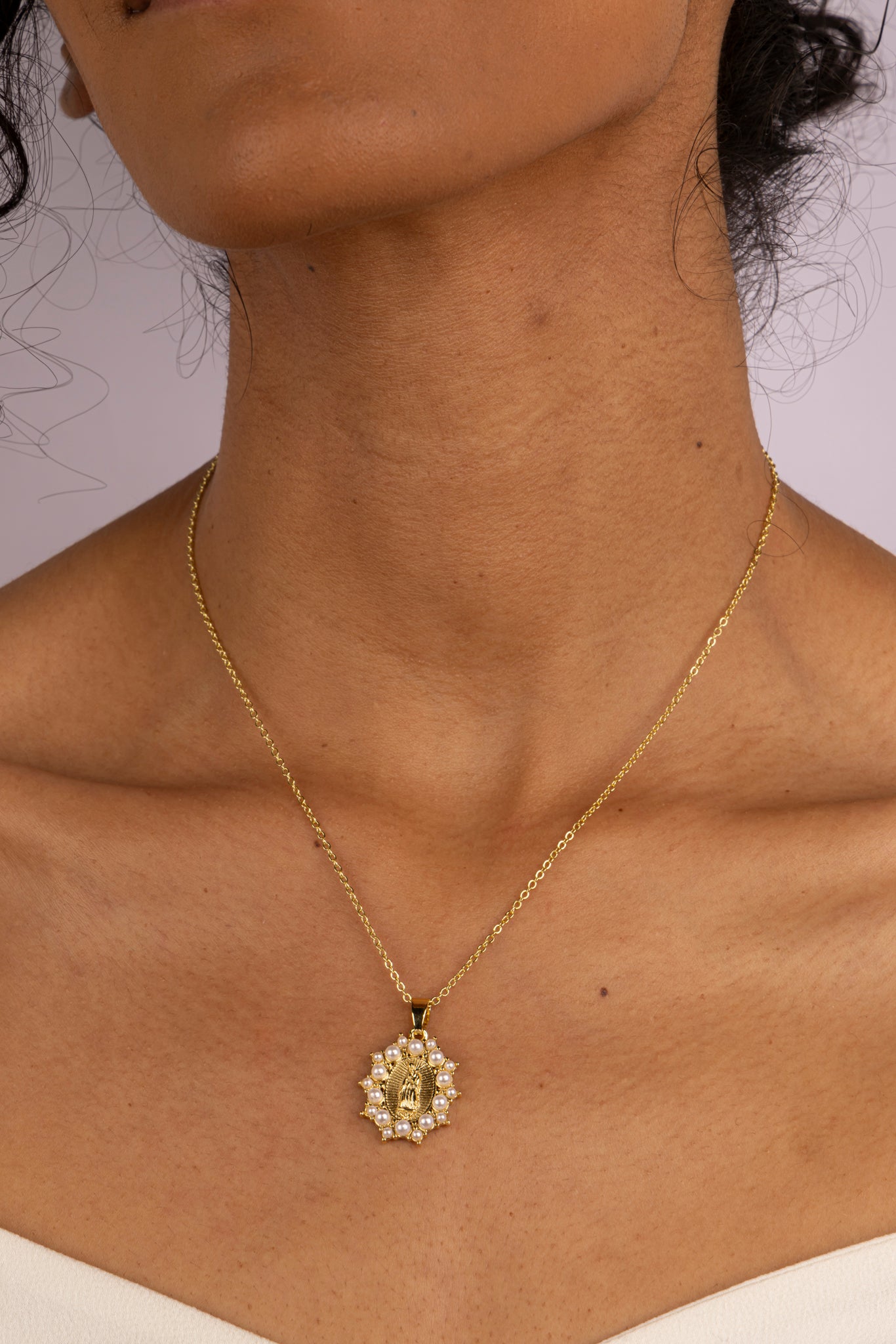 Collar Virgen Perlas Doradas